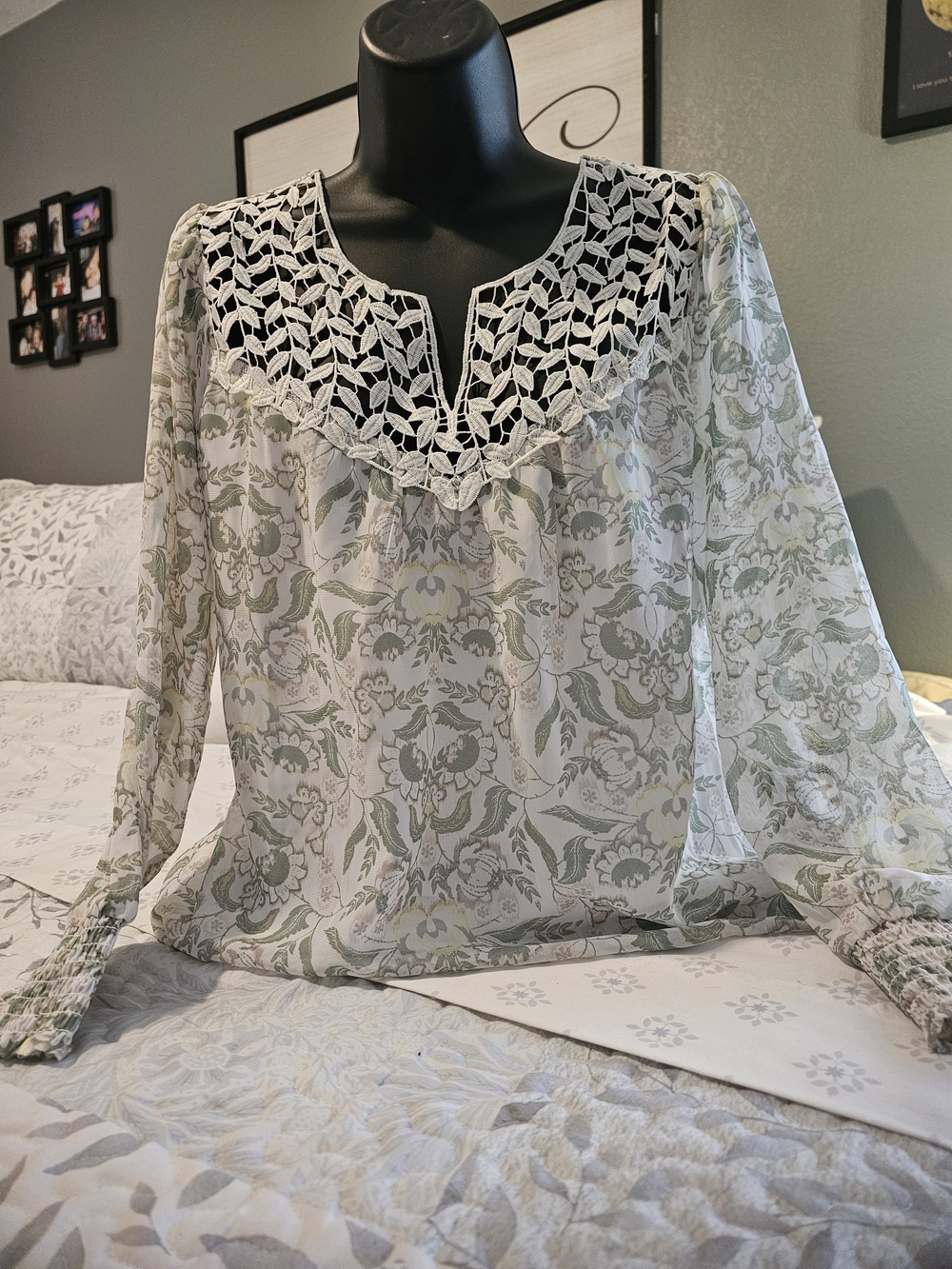 Women's Floral Lace Yoke Blouse in Light Green and White